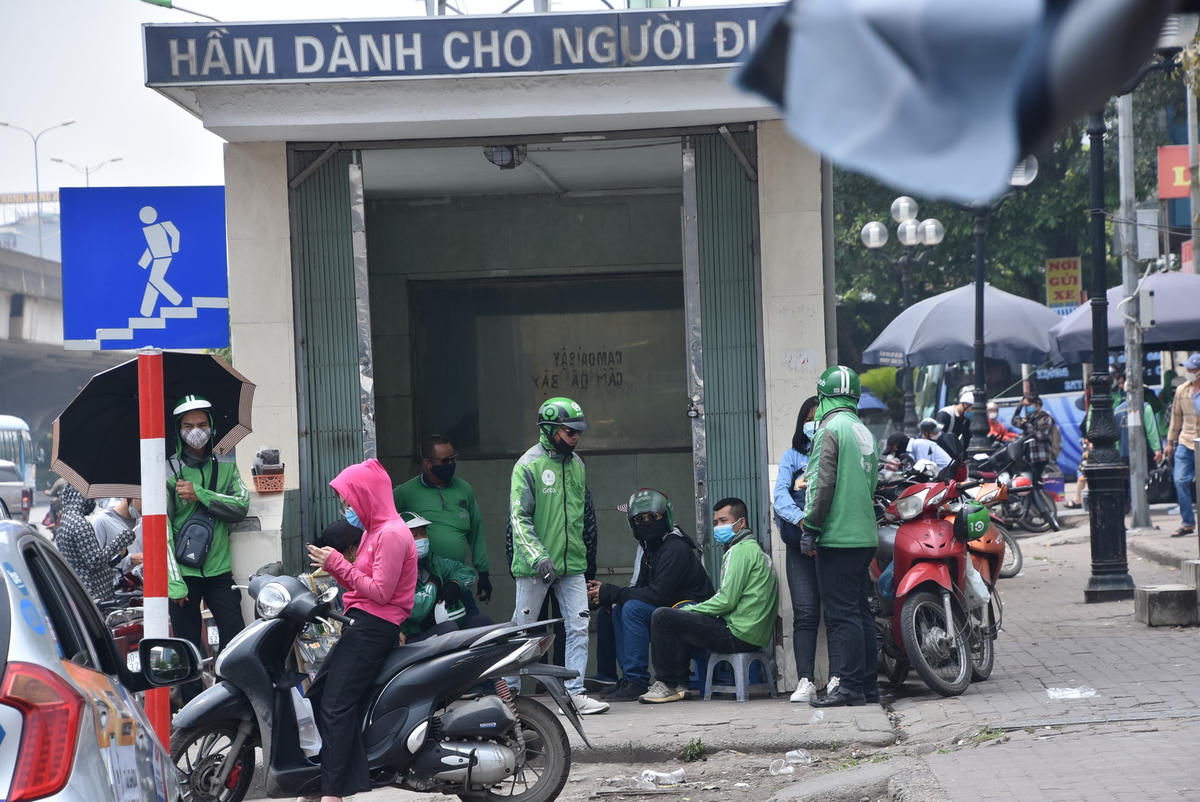 Nhiều hầm đi bộ được tận dụng làm nơi bán trà đá, tụ tập của những tài xế, xe ôm công nghệ.