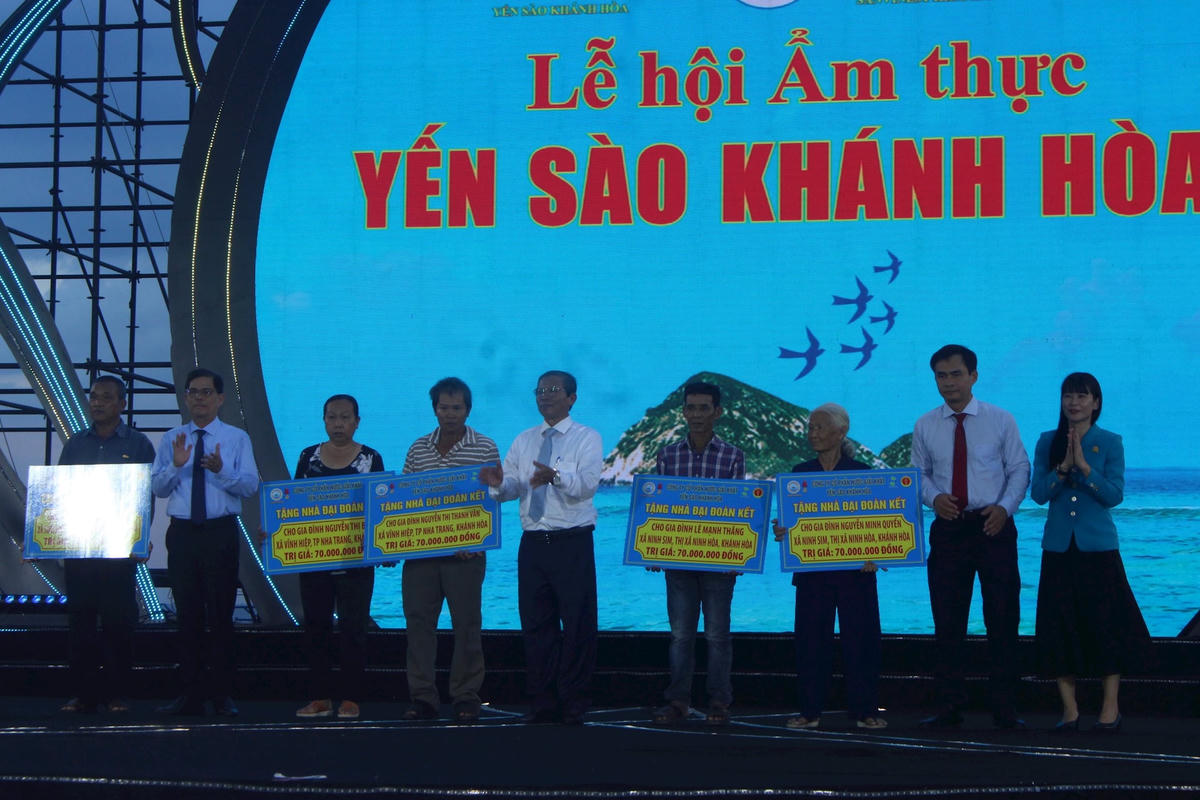 Trao 5 nhà Đại đoàn kết cho hộ nghèo.