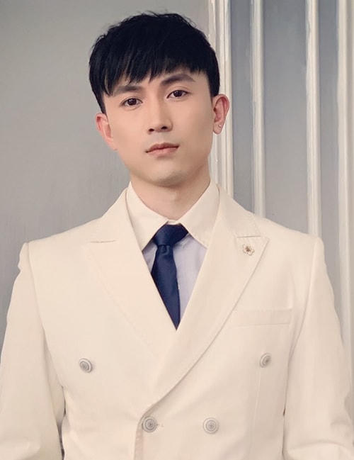 ...Dù vậy, so với đồng nghiệp cùng trang lứa, sự nghiệp nghệ thuật của Anh Vũ khá lận đận.