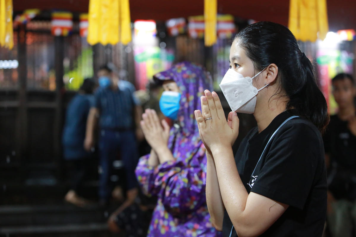 Mặc dù trời mưa lớn, nhưng nhiều người vẫn có mặt tại chùa Phúc Khánh từ sớm để làm lễ, chị Phạm Kỳ (Thanh Xuân, Hà Nội) vẫn mặc áo mưa, tranh thủ vái vọng từ cổng chùa. Chị cho hay: "Lễ Vu Lan mang ý nghĩa lớn là báo ân cha mẹ, đồng thời còn dạy con người ta nhớ về cội nguồn, là biết ơn và báo ơn. Cơn mưa giống như một cách ban phước cho dân chúng". 