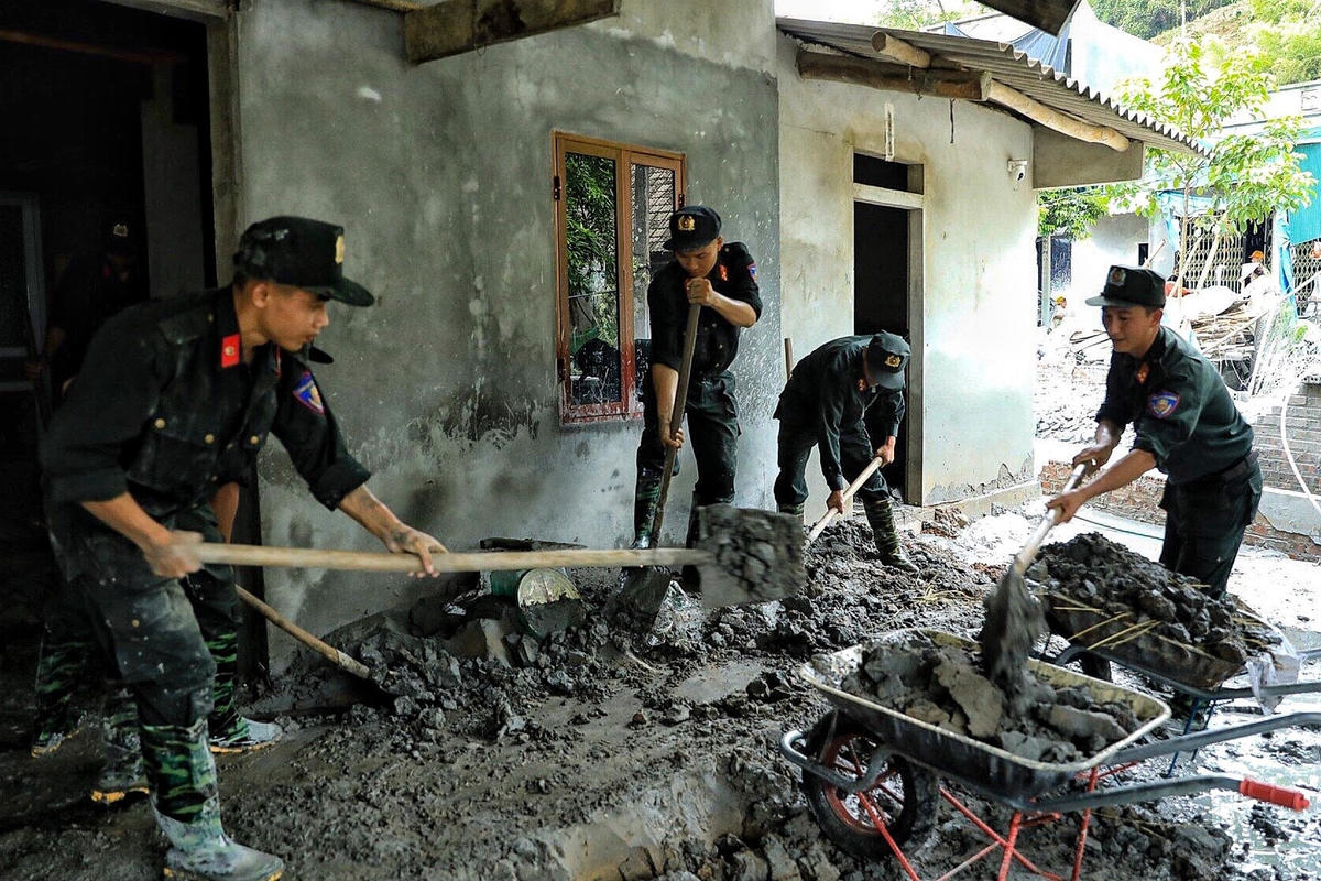 Nhận được chỉ đạo, hàng trăm cán bộ chiến sỹ Tiểu đoàn Cảnh sát cơ động số 4  với đầy đủ trang thiết bị đến thực hiện cứu hộ, cứu nạn, khắc phục hậu quả.