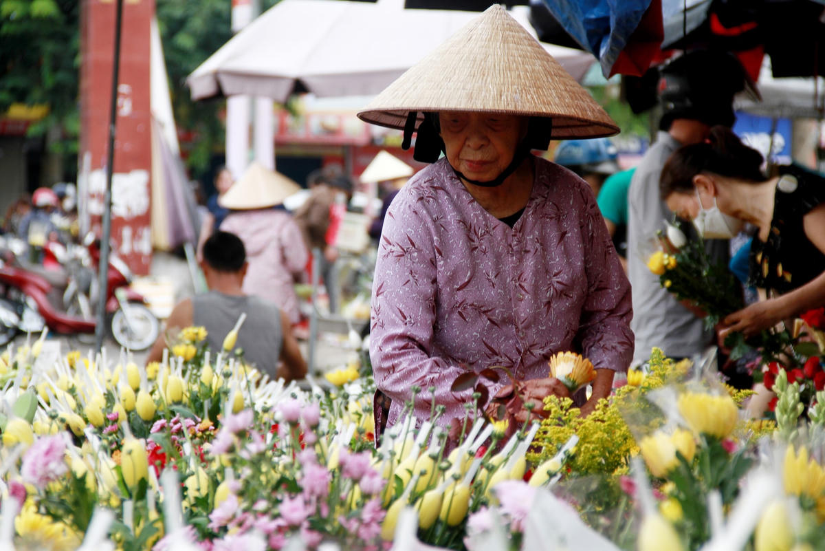 Người dân Hà Tĩnh rộn ràng đi sắm lễ ngày Rằm tháng Bảy