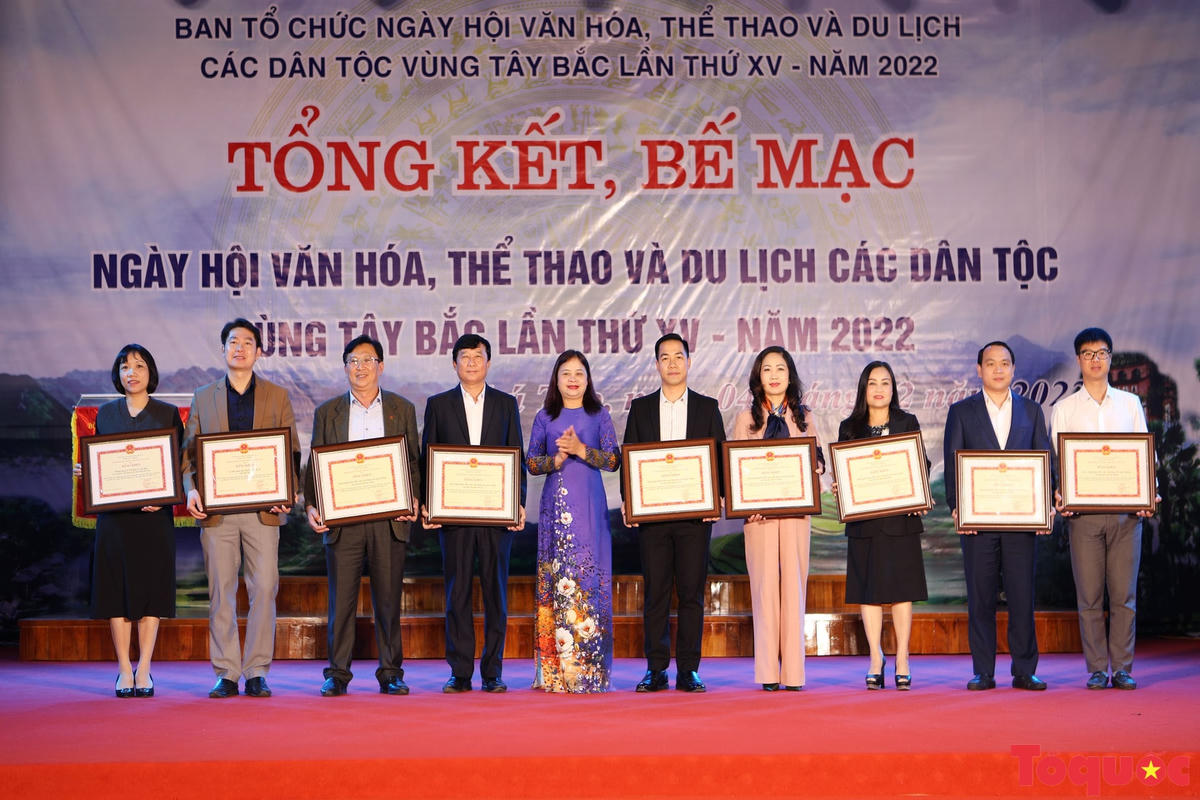 Bà Nguyễn Thị Hải Nhung - Vụ trưởng Vụ Văn hóa Dân tộc (Bộ Văn hóa - Thể thao và Du lịch) trao Bằng khen cho các tập thể và cá nhân có thành tích tham gia tổ chức Ngày hội.