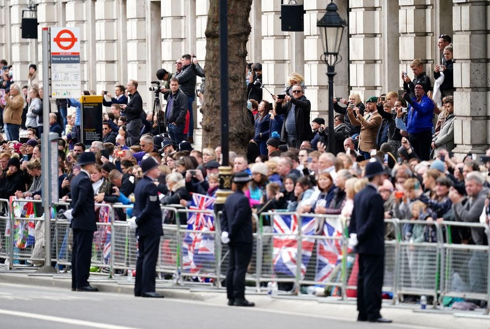 Người dân tập trung trên mọi ngả đường để theo dõi lễ tang của Nữ hoàng Elizabeth II.