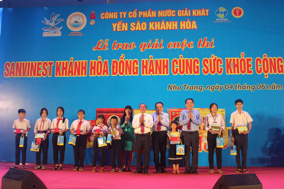 Trao quà cho các em nghèo vượt khó ở Khánh Hòa.