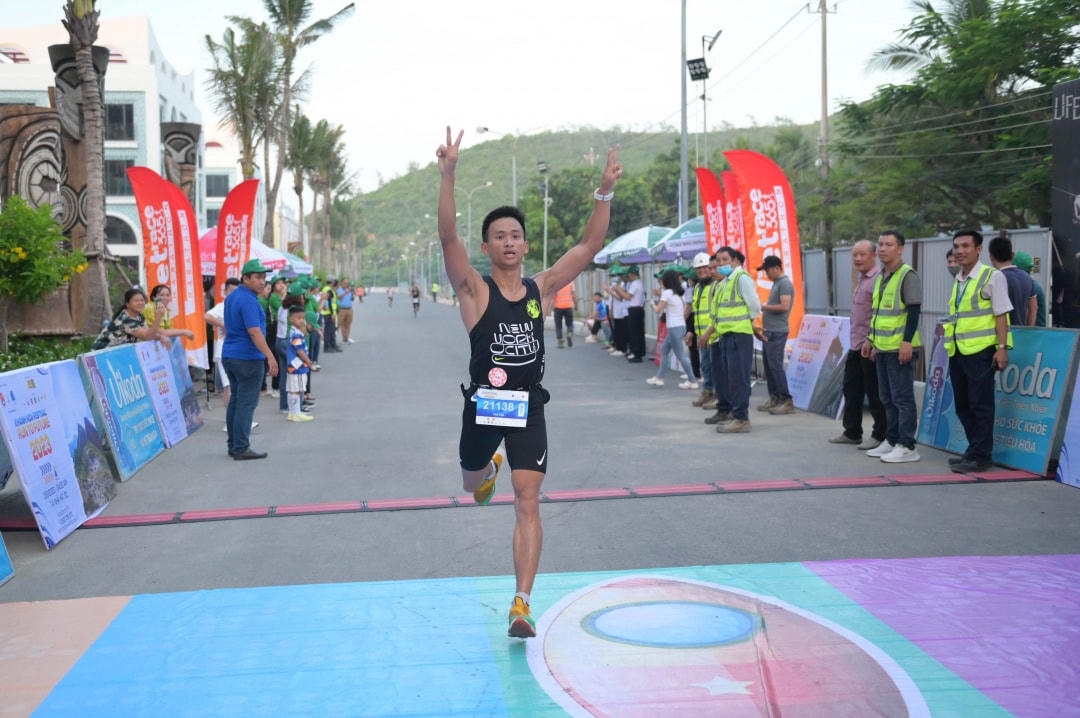 Vận động viên cự ly 21km về đích.