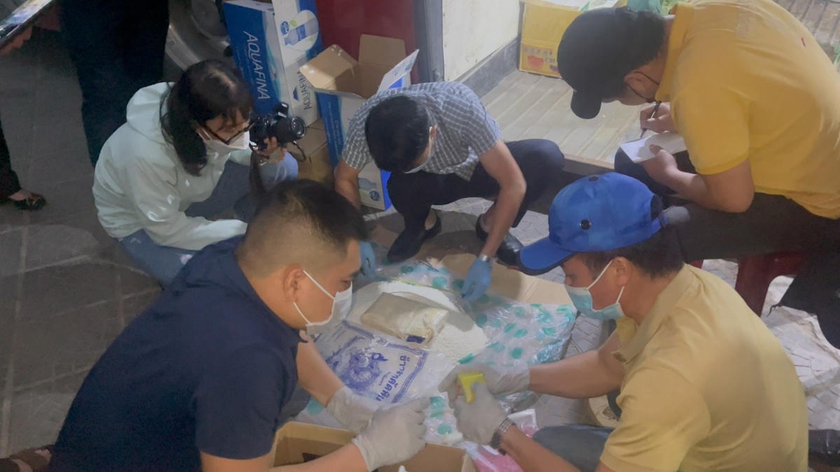 Hơn 11.000 viên ma túy được cất giấu trong 2 túi gạo nếp. Ảnh: Mạnh Hùng.