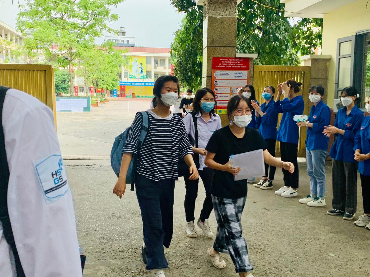 Thí sinh phấn khởi sau khi hoàn thành bài thi đầu tiên.
