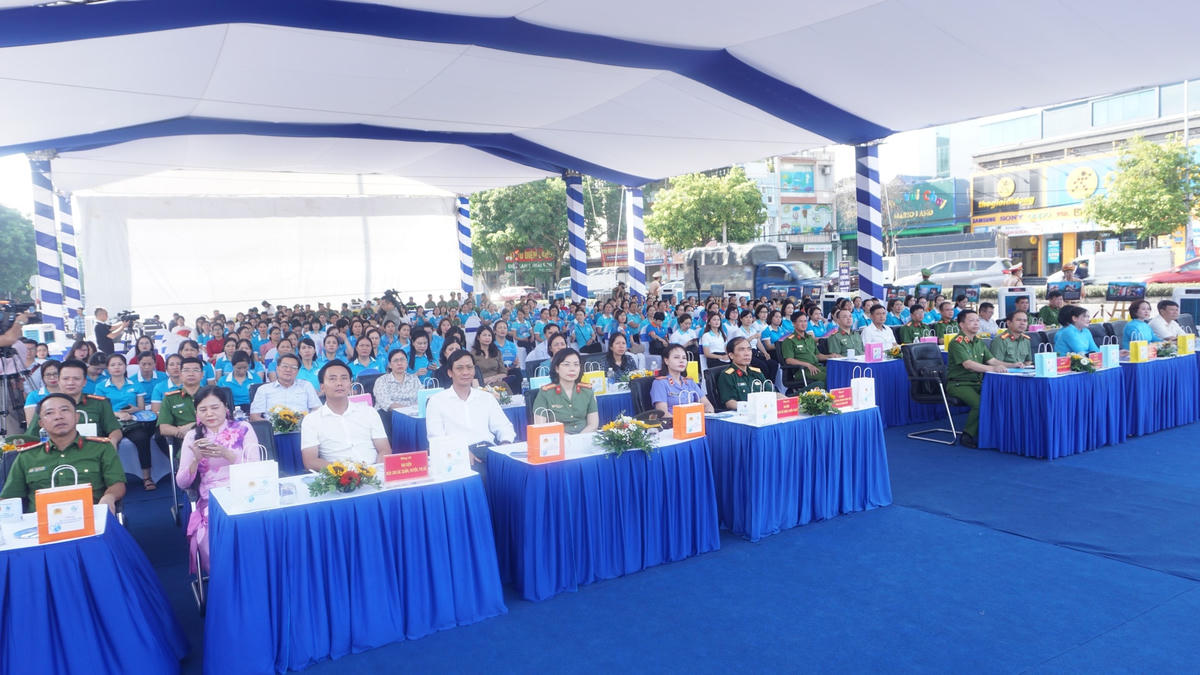 Các đại biểu tham dự buổi lễ.