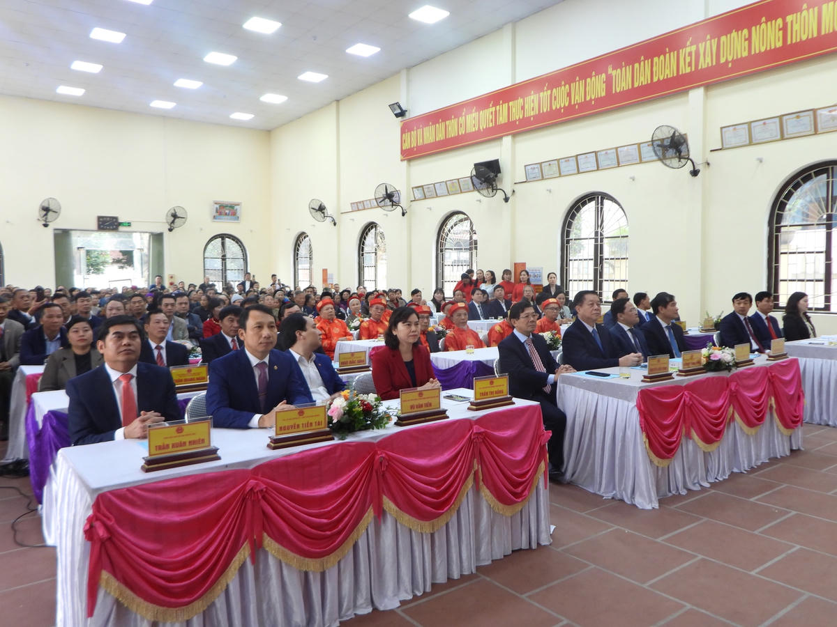Các đại biểu dự Ngày hội Đại đoàn kết toàn dân tộc ở khu dân cư Cổ Miếu.