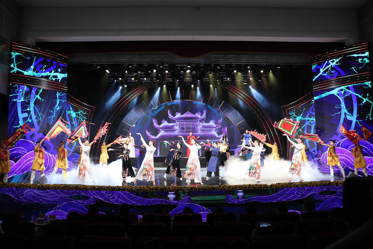 Các tiết mục trong chương trình minh chứng cho sự phát triển của văn hóa Việt Nam qua mỗi thời kỳ. Ảnh: Trần Huấn. 