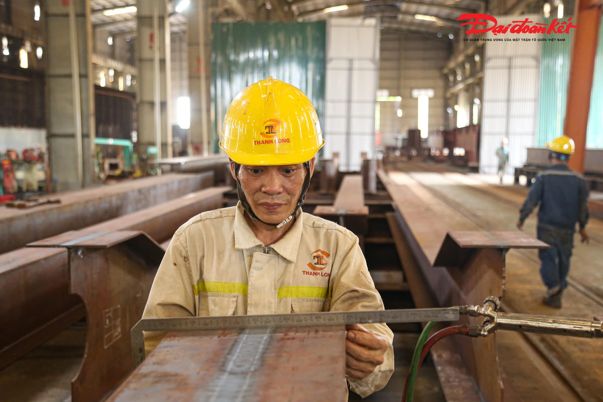 Từng chi tiết đều được công nhân đo đạc tỉ mỉ.