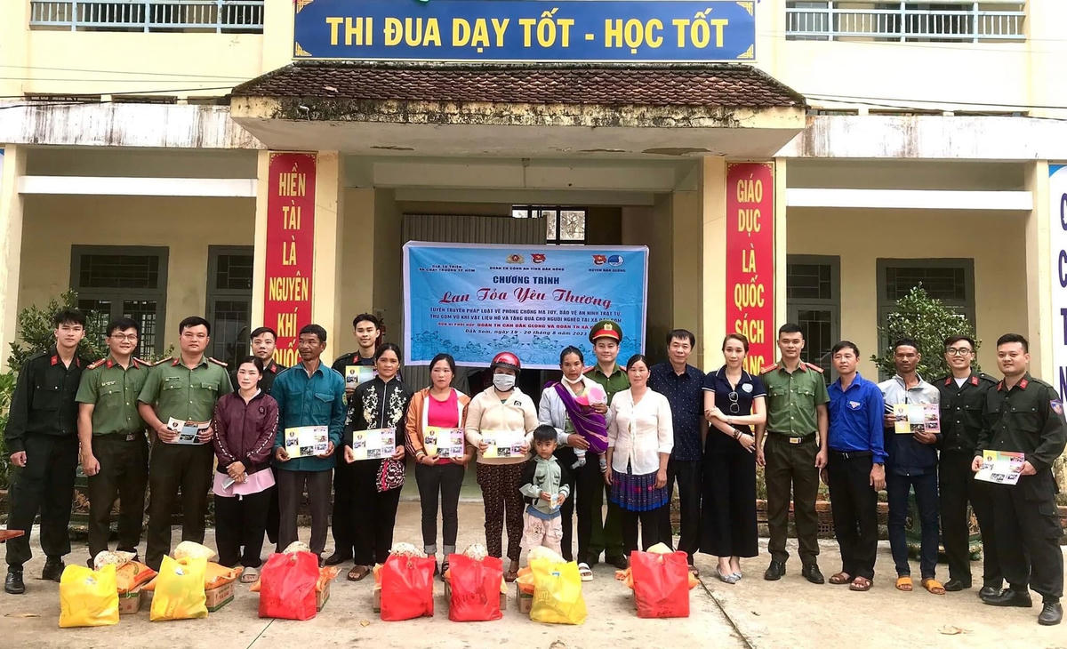 Đoàn Thanh niên Công an tỉnh phối hợp tổ chức chương trình “Lan tỏa yêu thương” tại xã Đắk Som, huyện Đắk Glong.