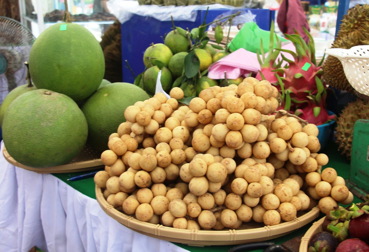 Bòn bon cùng các trái cây khác được người dân trưng bày để bán tại huyện Tiên Phước.