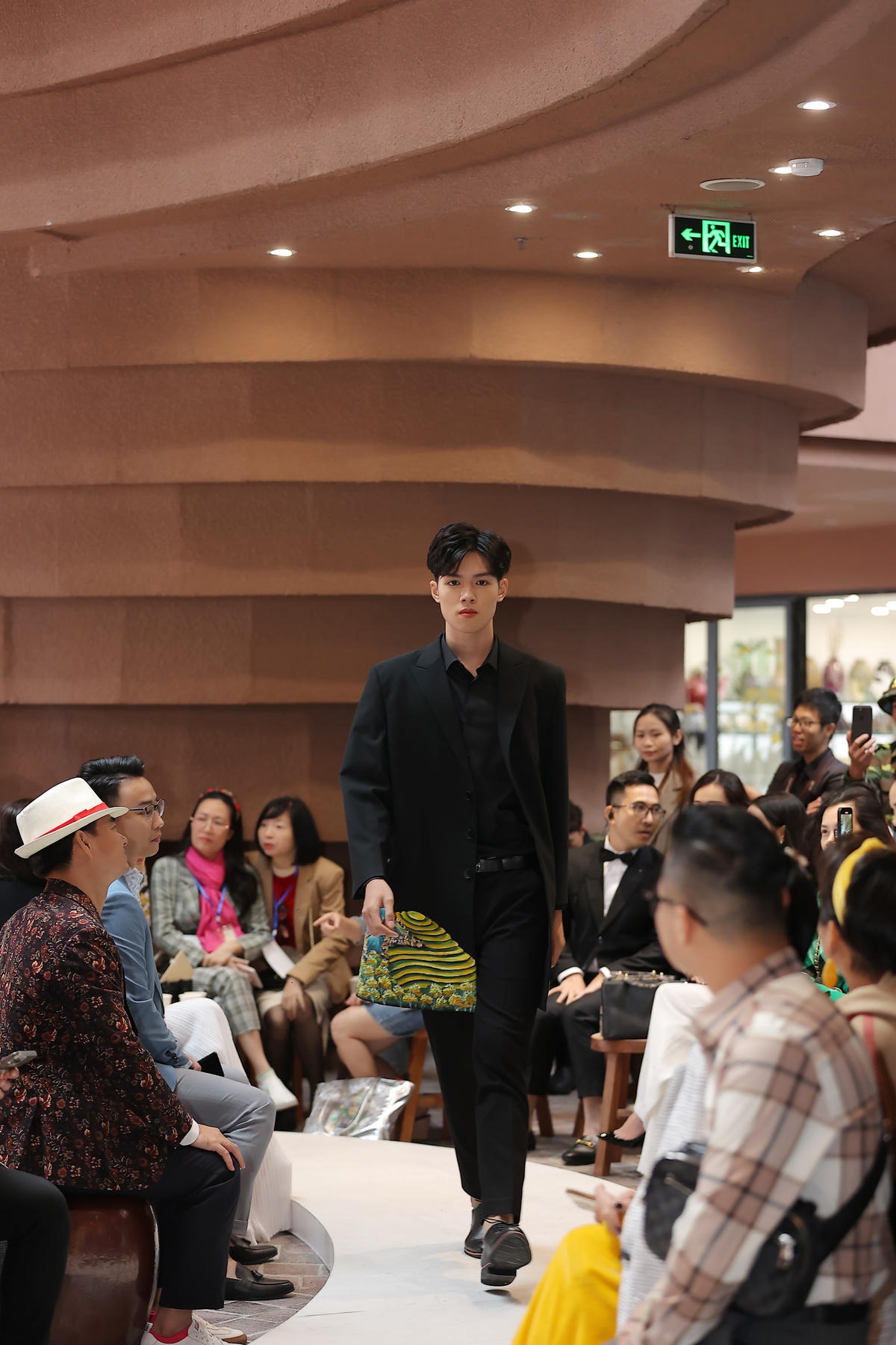 Hạ Vy, Andrea Aybar sải bước ấn tượng với thiết kế menswear
