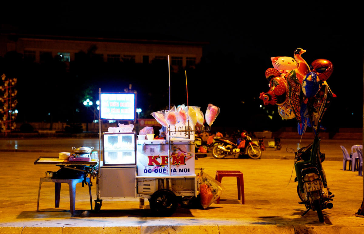 Điểm dừng chân của những lao động nghèo này là một góc vỉa hè, hay một điểm của khu vui chơi.