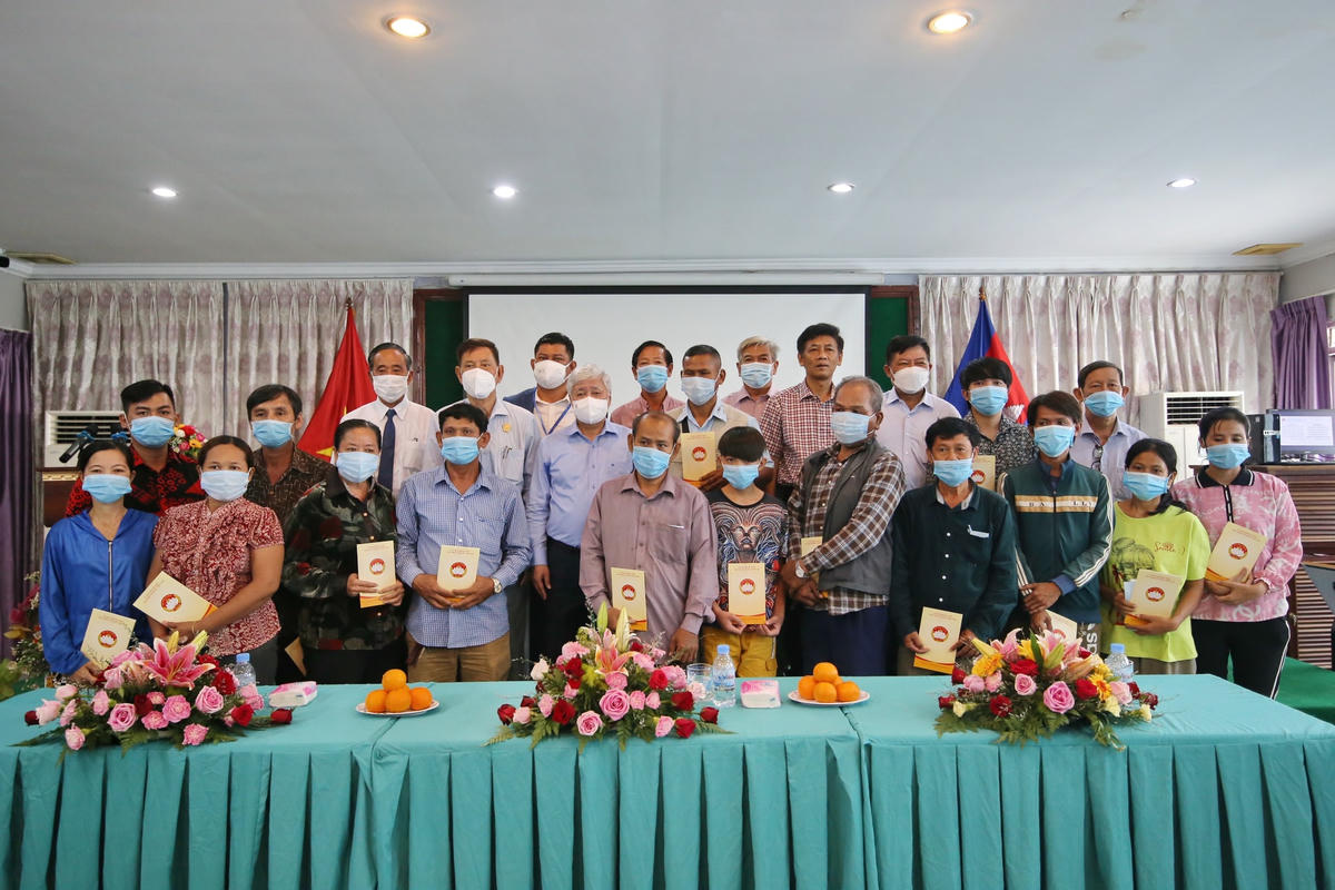Bí thư Trung ương Đảng, Chủ tịch UBTƯ MTTQ Việt Nam Đỗ Văn Chiến tặng quà bà con kiều bào có hoàn cảnh khó khăn tại Tổng hội Khmer - Việt Nam tại Vương quốc Campuchia. Ảnh: Quang Vinh.