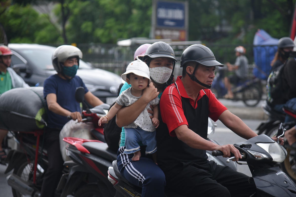 "Ngày hôm nay di chuyển từ TP Thanh Hoá đến Hà Nội gia đình tôi thường xuyên gặp ùn tắc giao thông. Đặc biệt, khi tới Hà Nội các phương tiện phải chen chúc nhau di chuyển. Cũng may thời tiết Hà Nội khá mát mẻ nên cũng không cảm thấy mệt mỏi quá nhiều", chị Linh cho hay.
