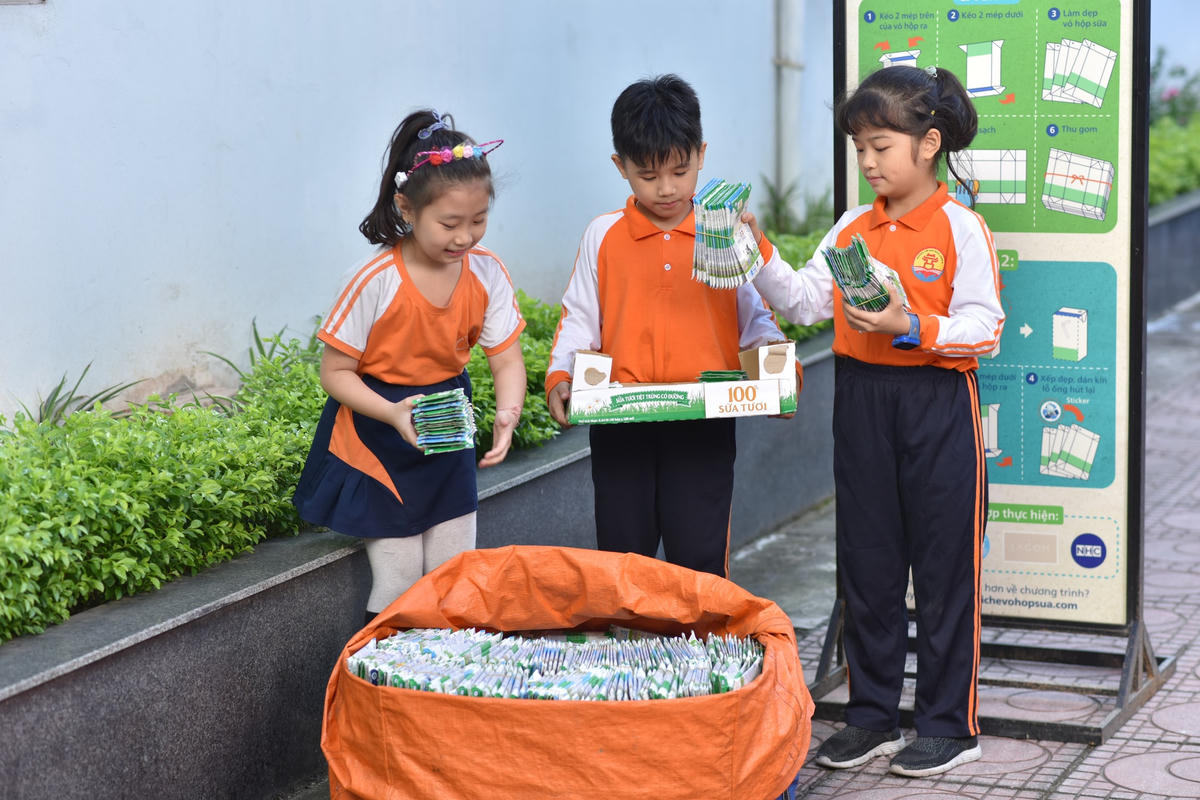 Học sinh thực hiện thu gom vỏ hộp sữa đã qua sử dụng hưởng ứng chương trình.