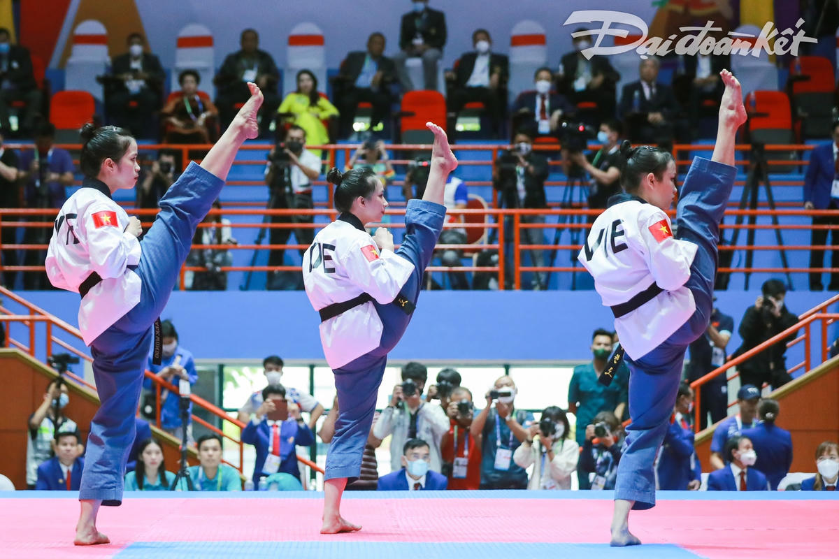 Các vận động viên của đội tuyển Taekwondo Việt Nam thi đấu nội dung biểu diễn quyền đồng đội nữ.
