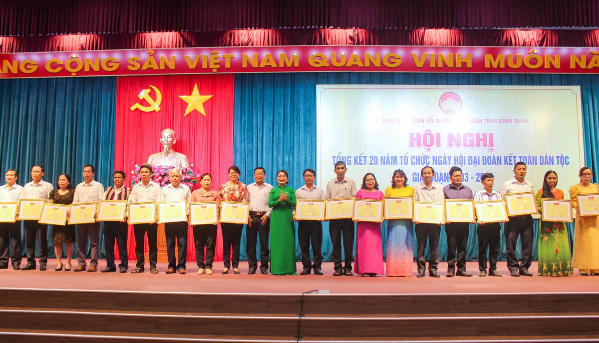 Tặng bằng khen cho tập thể và cá nhân, có thành tích xuất sắc trong việc tổ chức Ngày Hội đại đoàn kết toàn dân tộc giai đoạn 2003 – 2023.