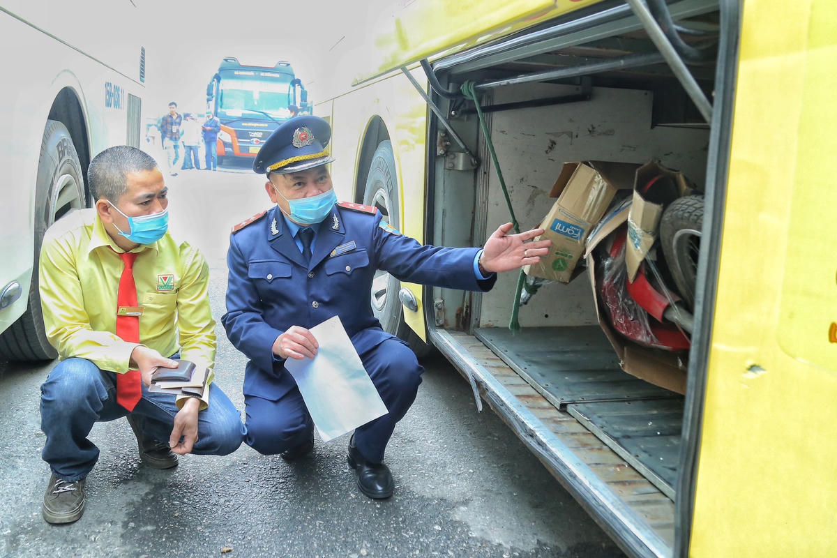 Theo ông Cao Đình Kim Anh, bên cạnh việc kiểm tra, xử lý nghiêm vi phạm, lực lượng cũng tiến hành tuyên truyền pháp luật đối với nhà xe và cả hành khách.