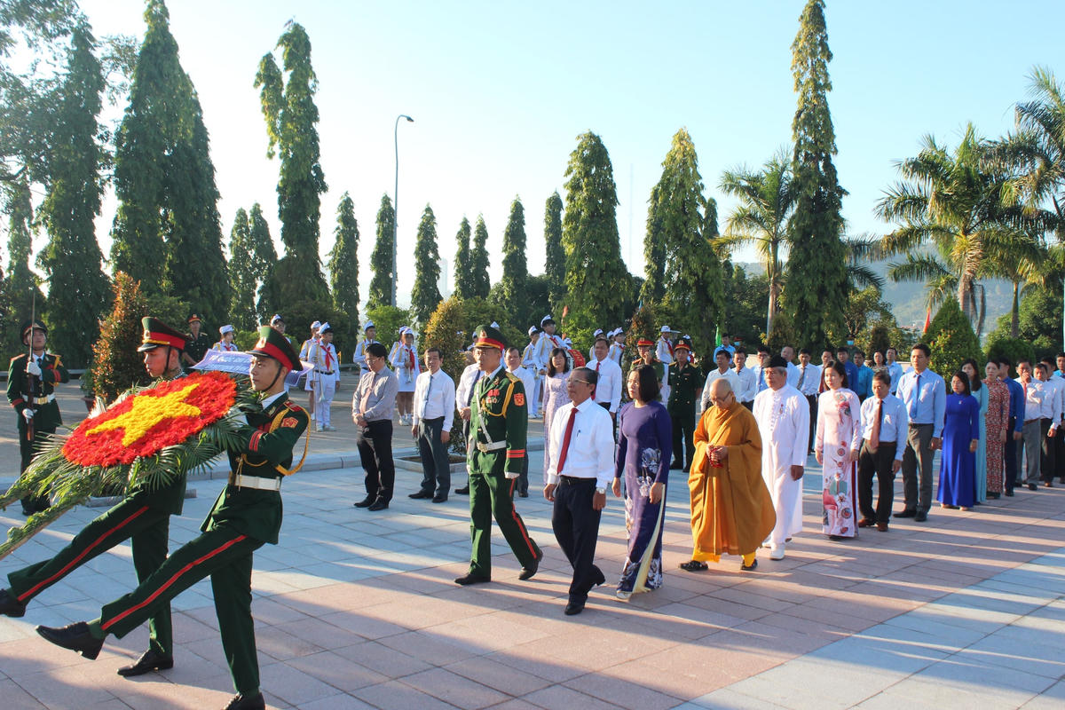 Đoàn đại biểu Uỷ ban MTTQ Việt Nam tỉnh Khánh Hòa, do ông Trần Ngọc Thanh dẫn đầu vào viếng nghĩa trang liệt sĩ Hòn Dung.