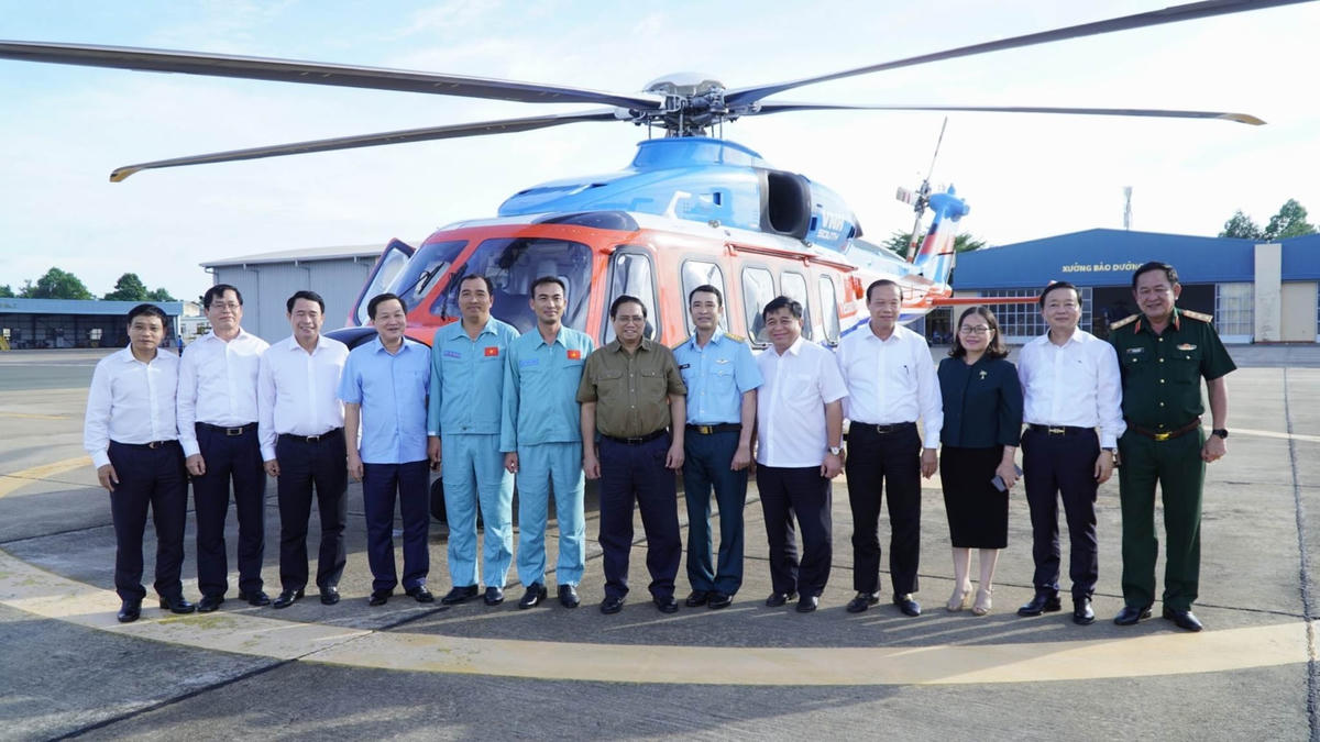 Thủ tướng Phạm Minh Chính chụp hình lưu niệm cùng tổ bay (Ảnh: Mạnh Thắng).