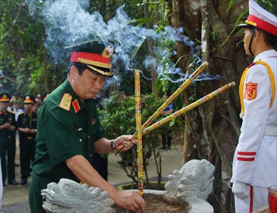 Trung tướng Trần Hoài Trung, Bí thư Đảng ủy, Chính ủy Quân khu 7 dâng hương tại Di tích Căn cứ Trung ương Cục Miền Nam. Ảnh: CTV.