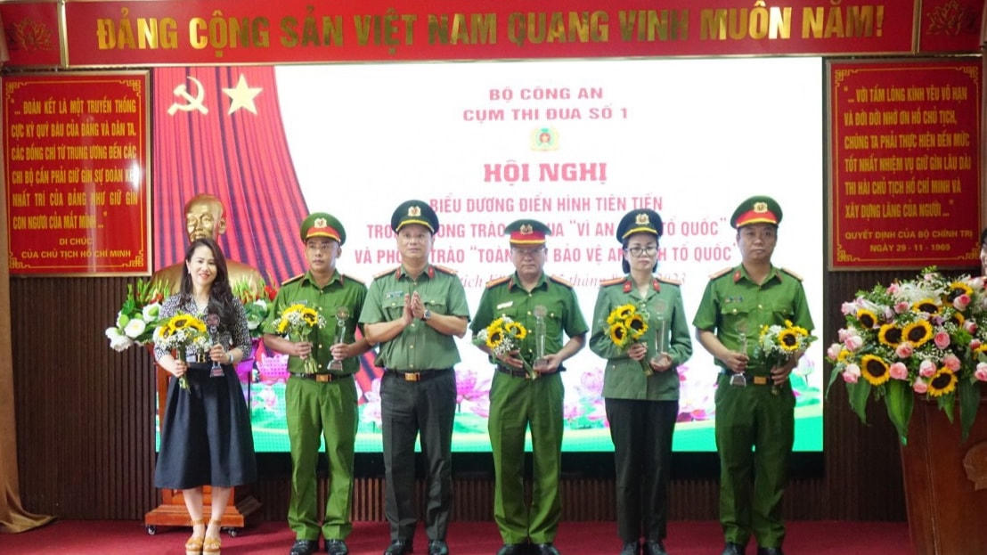 Biểu dương các điển hình tiên tiến trong phong trào thi đua “Vì An ninh Tổ quốc”, phong trào “Toàn dân bảo vệ an ninh Tổ quốc”.