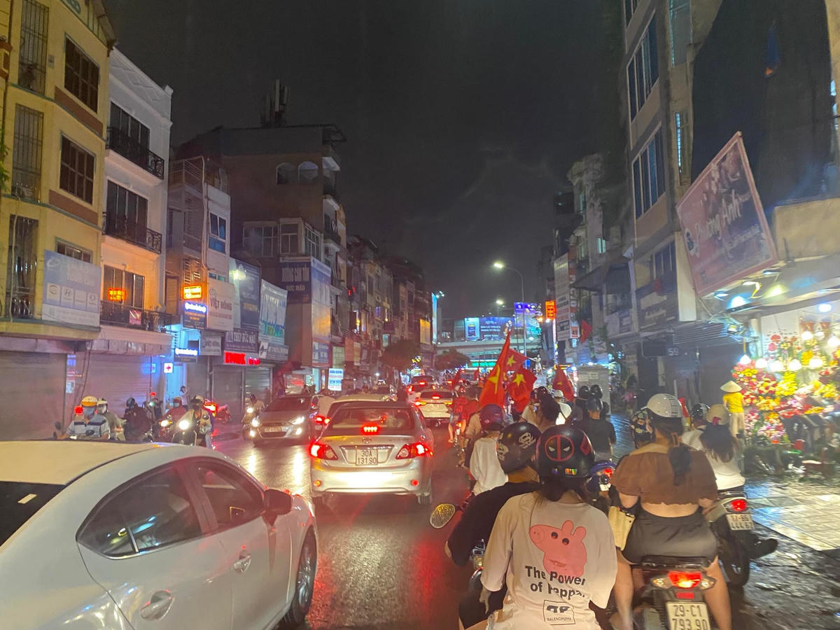 Người Thủ đô đổ ra đường sau chiến thắng của đội tuyển Việt Nam