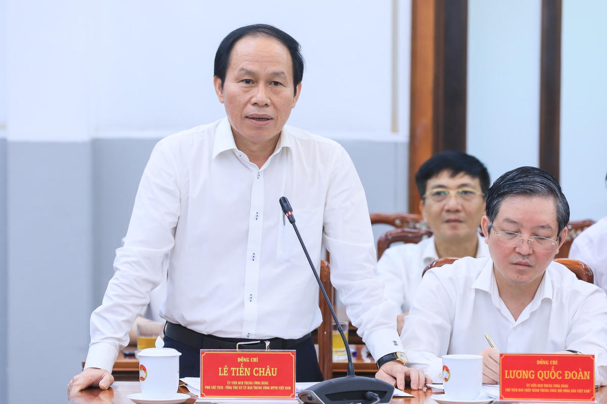 Phó Bí thư Đảng đoàn MTTQ Việt Nam, Phó Chủ tịch - Tổng Thư ký UBTƯ MTTQ Việt Nam Lê Tiến Châu phát biểu tại buổi làm việc. Ảnh: Quang Vinh.
