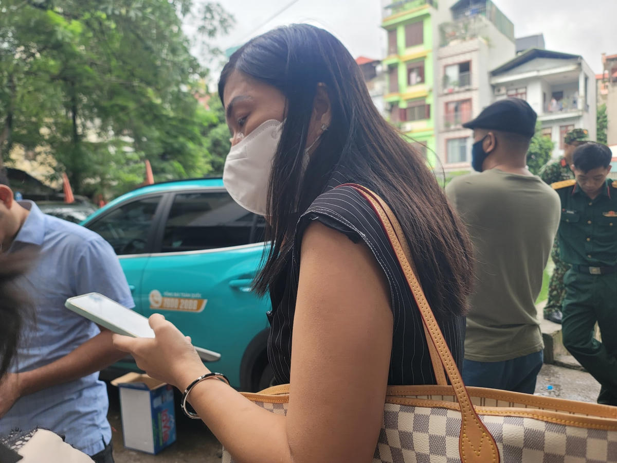 Chờ đợi điện thoại, xem thông tin về vụ cháy.