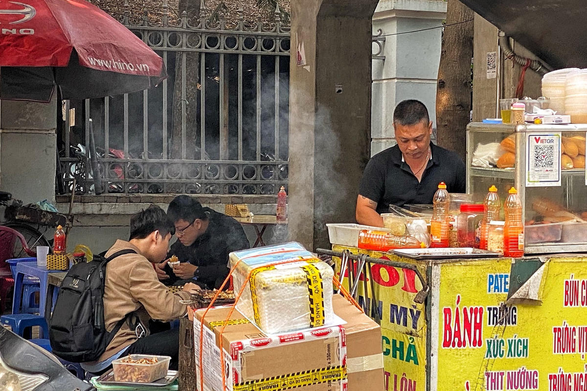 Khói bay nghi ngút do người dân nướng thịt ngay dưới thang máy nhà ga Cầu Giấy.
