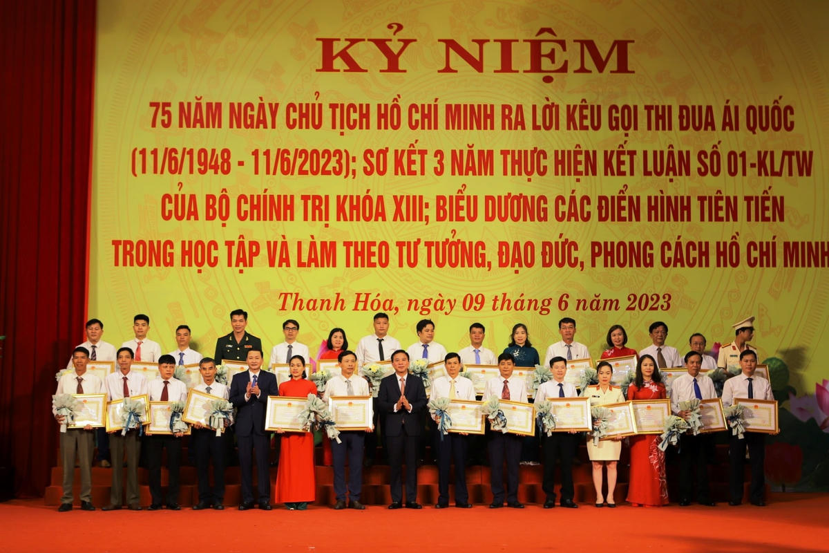 Lãnh đạo tỉnh Thanh Hóa đã trao bằng khen cho 133 tập thể và cá nhân là điển hình tiên tiến.