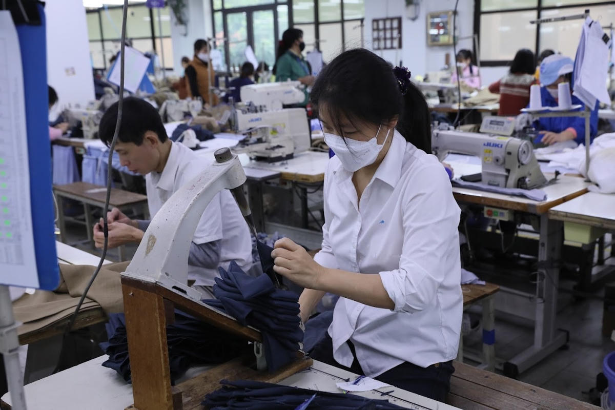 Dệt may là lĩnh vực gặp nhiều khó khăn hiện nay. Ảnh: Quang Vinh.