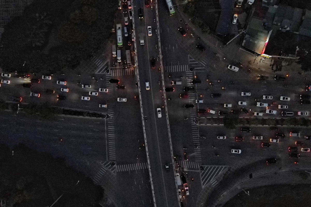 Với hệ thống đường gom 2 bên cầu Vĩnh Tuy – đường Đàm Quang Trung (quận Long Biên), Sở GTVT tổ chức giao thông cho người và phương tiện tham gia giao thông đường bộ đi 1 chiều, cùng chiều với phương tiện lưu thông qua cầu Vĩnh Tuy trên đường Đàm Quang Trung - đoạn từ Cổ Linh đến Bát Khối và ngược lại.