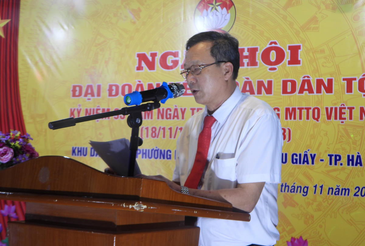 Ông Nguyễn Thanh Bình - Trưởng ban Công tác Mặt trận khu dân cư số 16 (phường Dịch Vọng) báo cáo tình hình kết quả các phong trào thi đua, các Cuộc vận động năm 2023 tại Ngày hội.