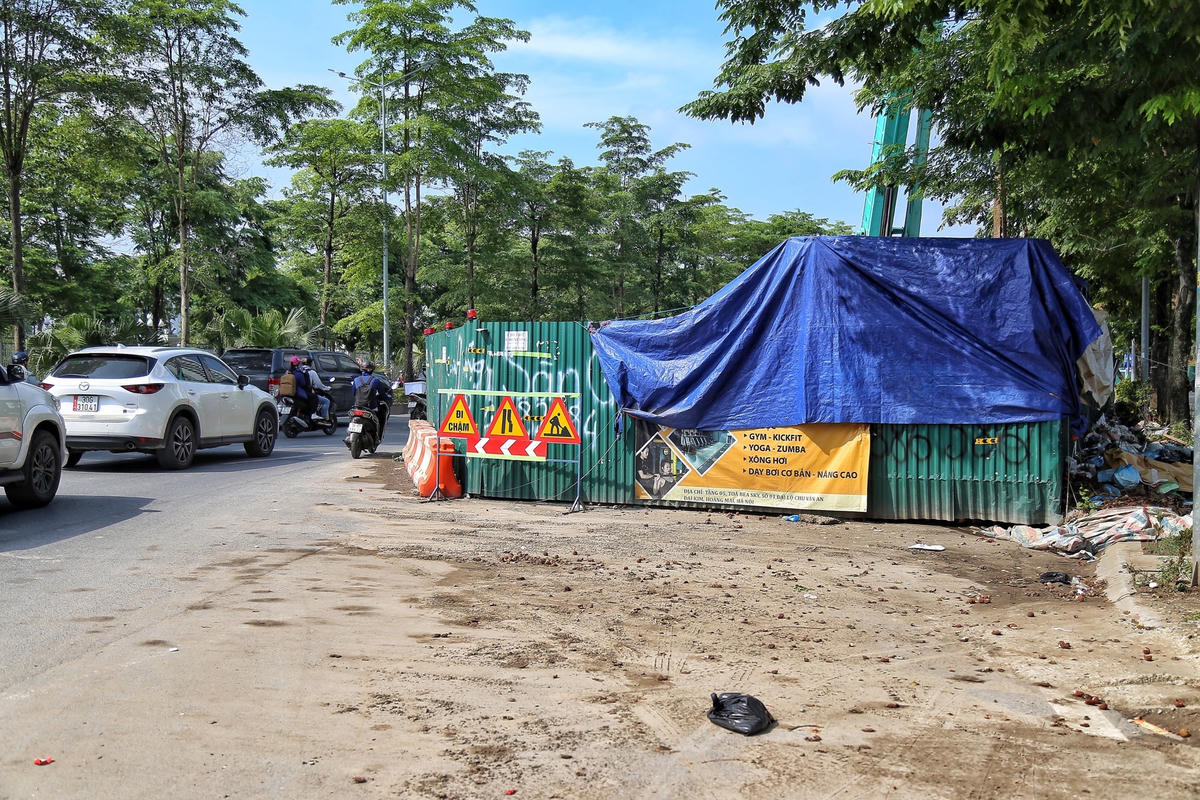 Cận cảnh loạt 'lô cốt' dự án nước thải án ngữ tại nhiều tuyến đường gây ùn tắc