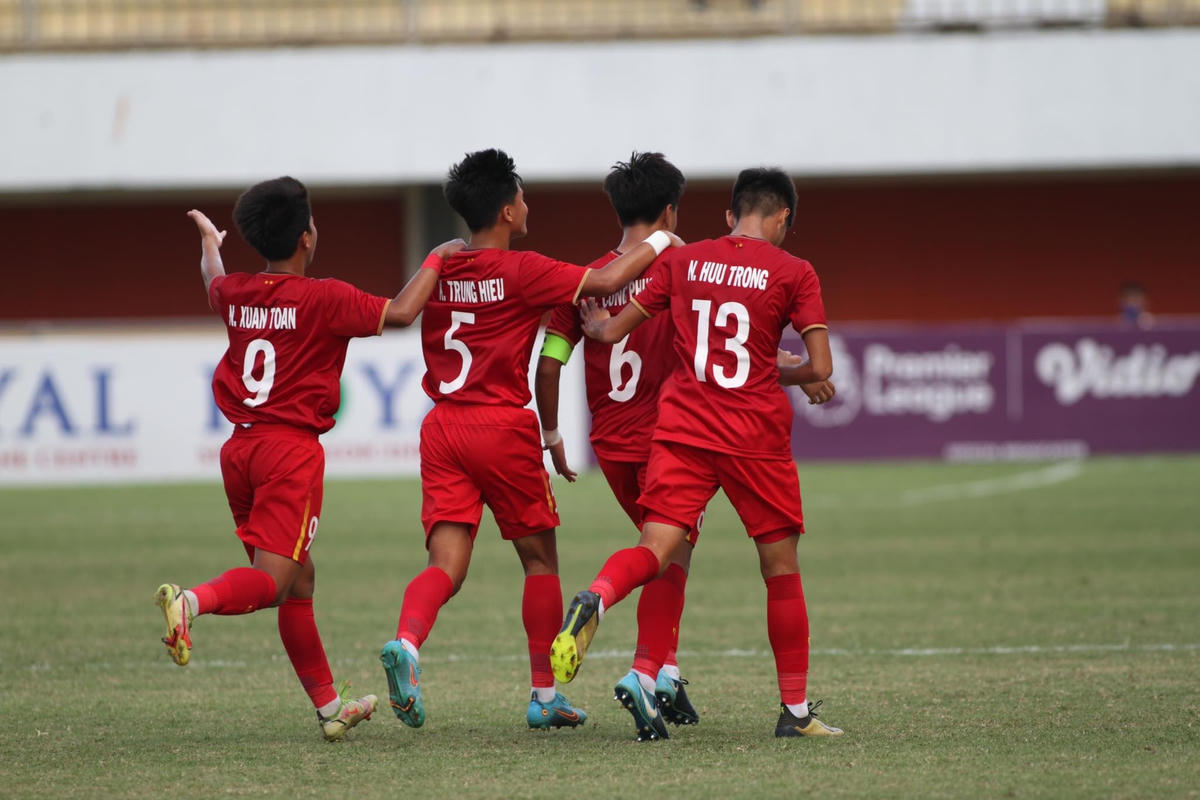 Cầu thủ U16 Việt Nam ăn mừng bàn thắng của Công Phương (Ảnh: VFF).