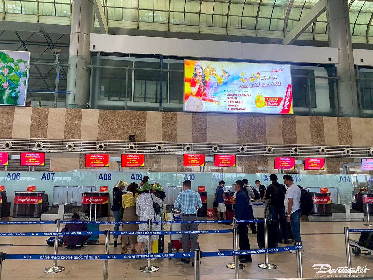 Lượng khách chỉ đông vào những dịp lễ Tết và vắng khách vào dịp thấp điểm nhưng vẫn phải duy trì bay… Do đó, dù giá vé máy bay tăng cao nhưng các hãng hàng không vẫn lỗ.