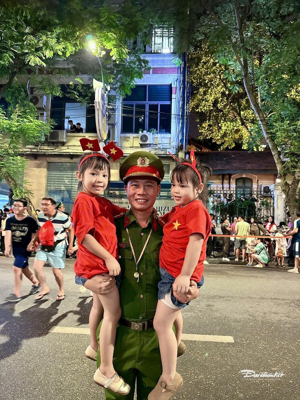 Đồng chí Công an ranh thủ chụp hình cùng hai cháu nhỏ