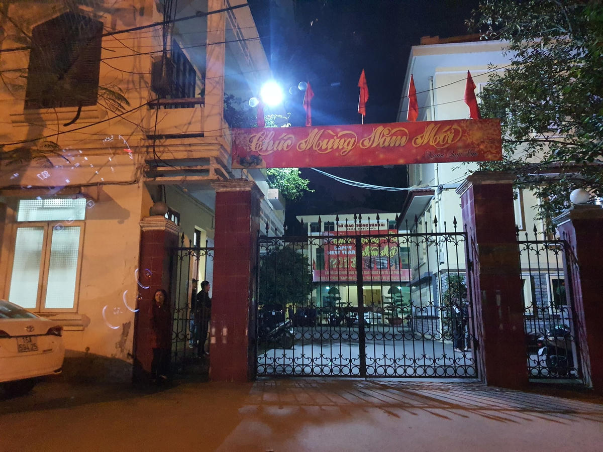 Lực lượng chức năng xác minh vụ việc tại trụ sở nơi ông V.V.T tử vong.