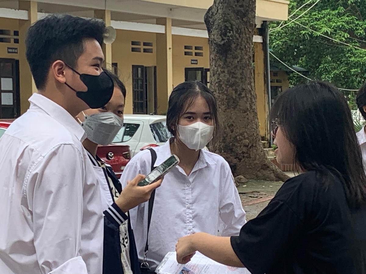 Thí sinh trao đổi trước khi vào phòng thi.