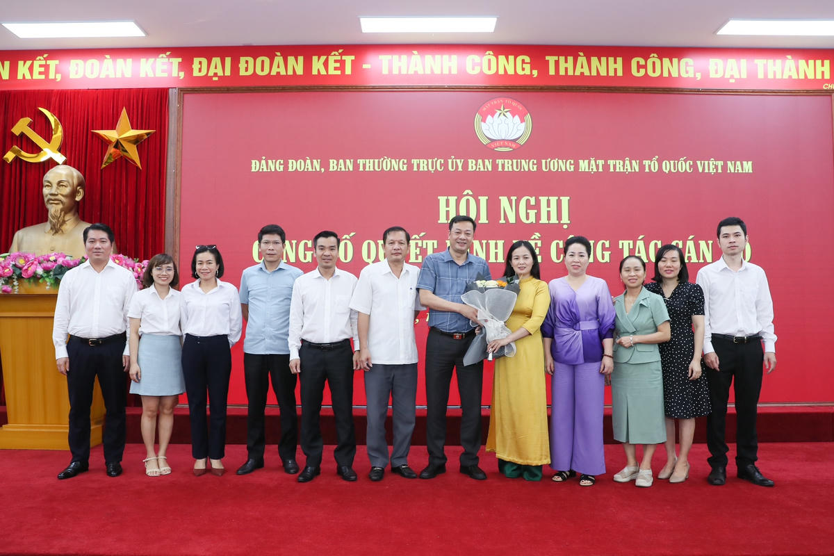 Lãnh đạo các Ban, đơn vị Cơ quan UBTƯ MTTQ Việt Nam tặng hoa chúc mừng bà Nông Thị Mai Huyền. Ảnh: Quang Vinh.