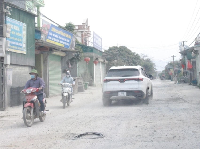 Tuyến Tỉnh lộ 526 đã xuống cấp và bị hư hỏng nghiêm trọng, gây nhiều khó khăn cho đời sống của người dân tại địa phương.