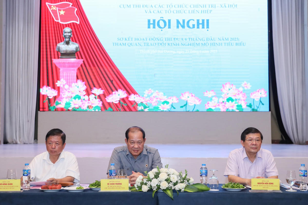 Phó Chủ tịch UBTƯ MTTQ Việt Nam Nguyễn Hữu Dũng dự và chủ trì Hội nghị.