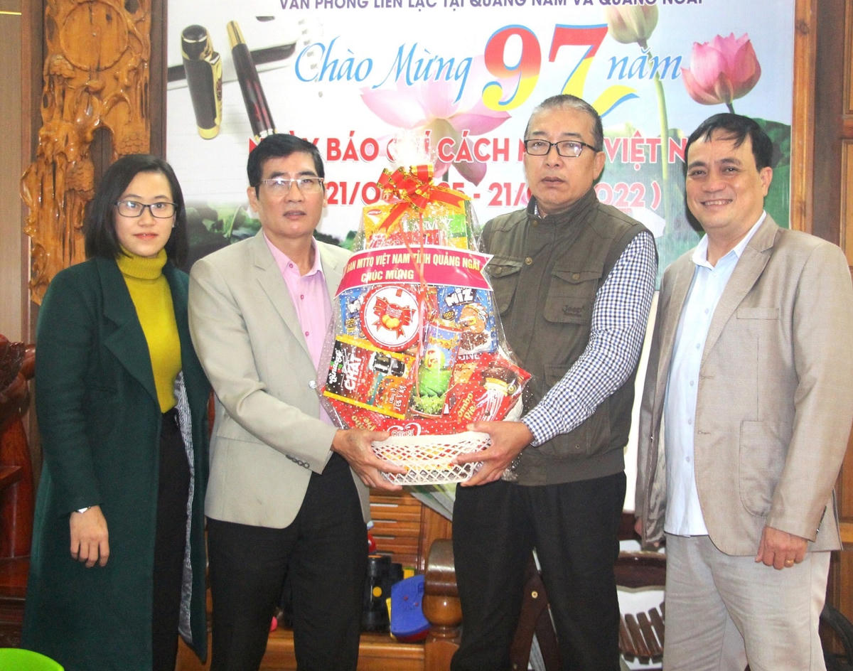 Lãnh đạo Ủy ban MTTQ Việt Nam tỉnh Quảng Ngãi thăm và chúc Tết Văn phòng Báo Đại Đoàn Kết tại Quảng Nam.  