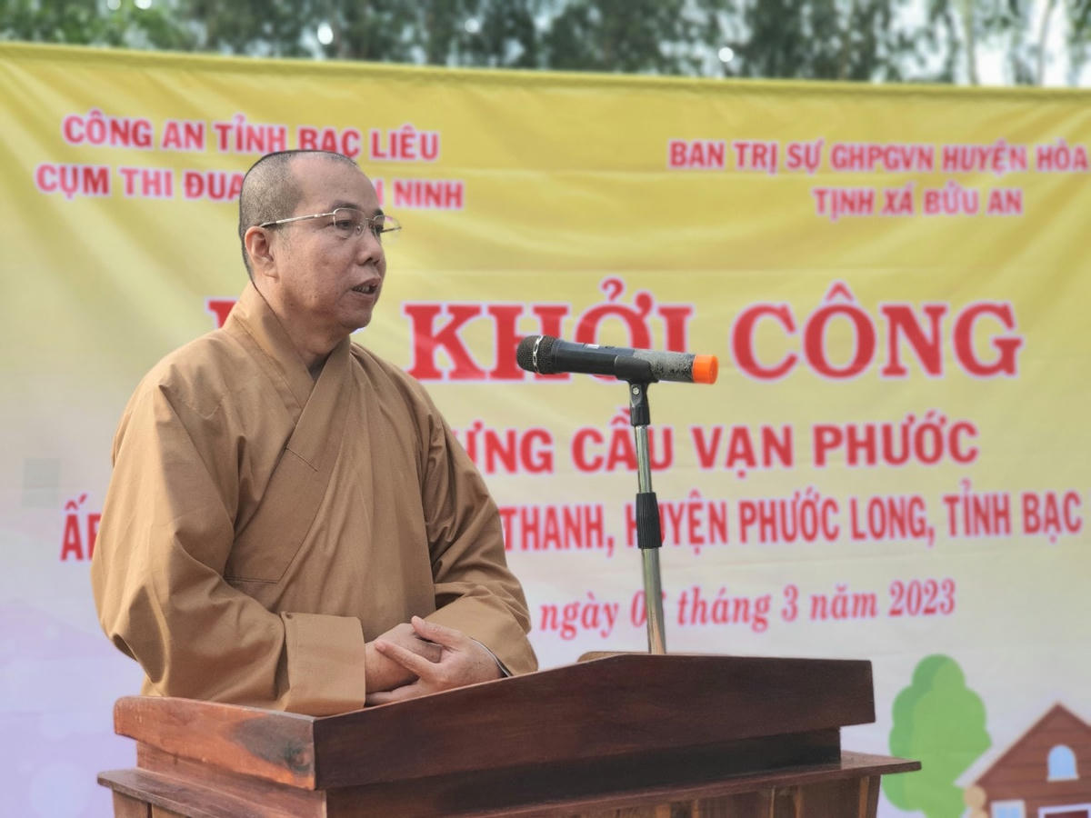 Thượng toạ Thích Giác Nghi, Trưởng ban Trị sự GHPG Việt Nam tỉnh Bạc Liêu phát biểu tại Lễ khởi công xây cầu.