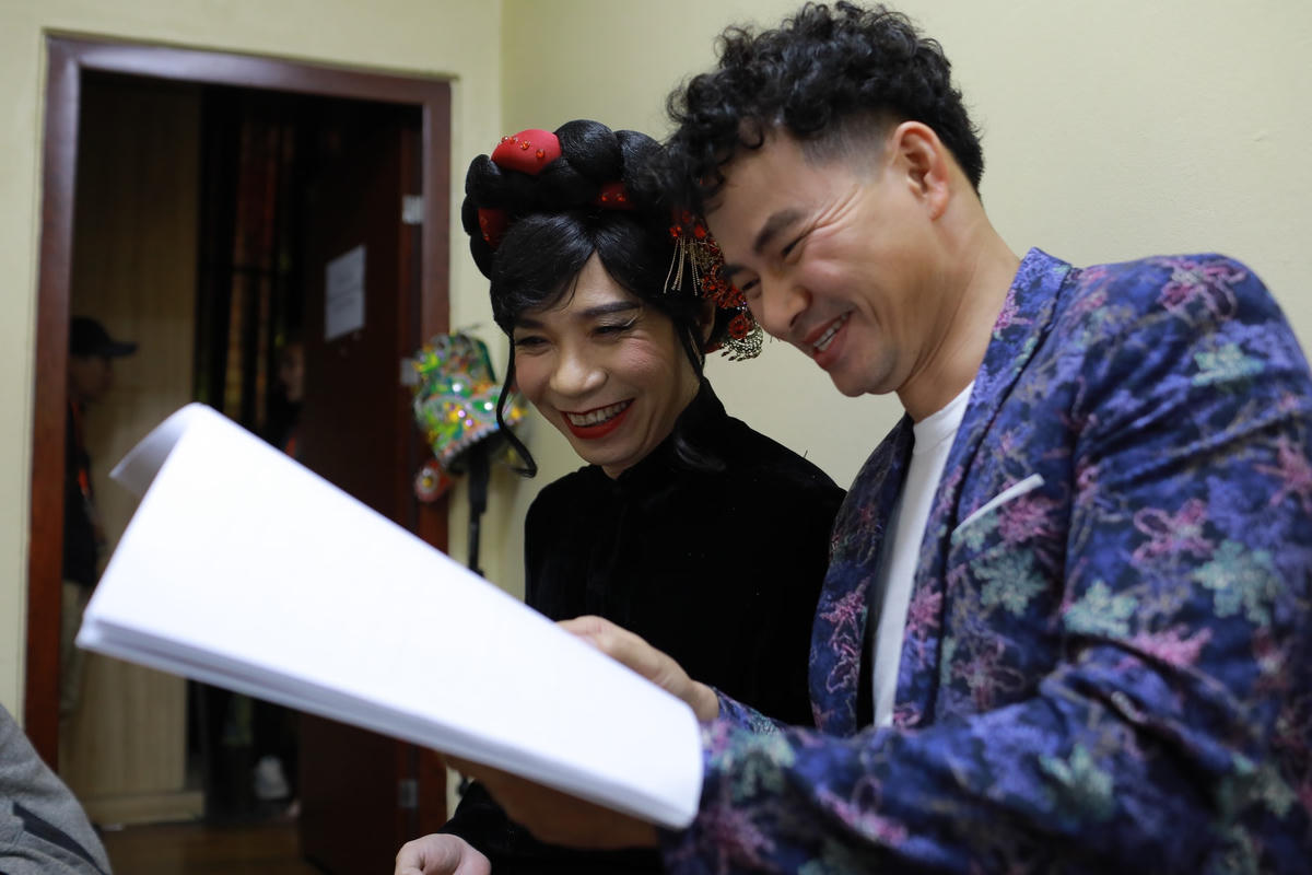 NSND Công Lý cùng NSƯT Xuân Bắc đọc lại kịch bản trước giờ ghi hình.  